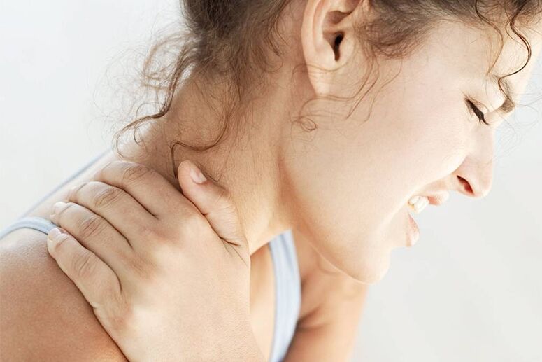 douleur dans la région cervicale due à l'ostéochondrose