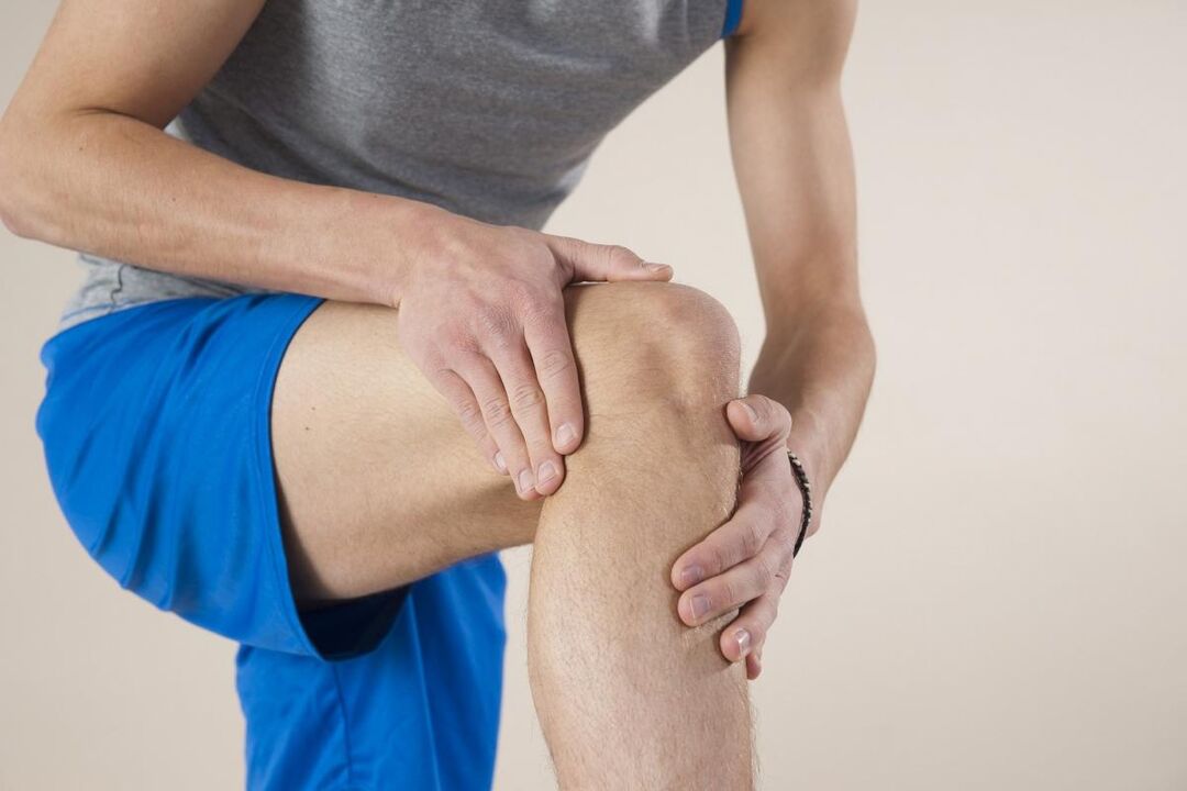 Les douleurs et raideurs articulaires précoces dues à l'arthrose sont attribuées à des entorses musculaires et ligamentaires